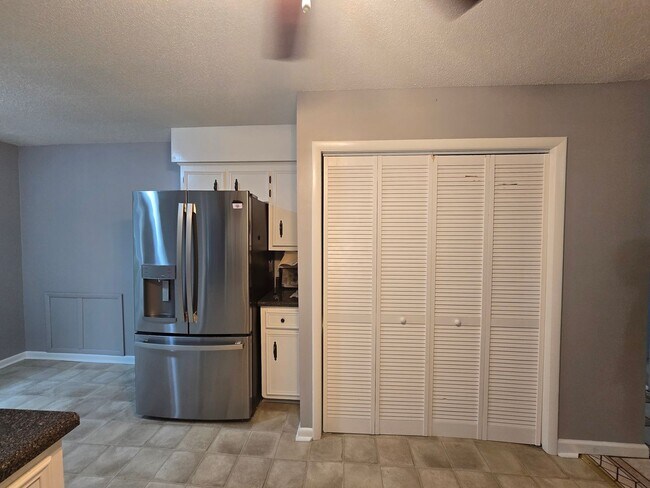 Building Photo - Country Charm Meets City Convenience – You...
