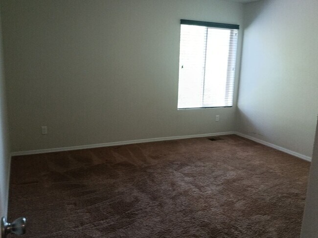 Building Photo - 4 Bedroom, 3 Bathroom! Lovely Home!