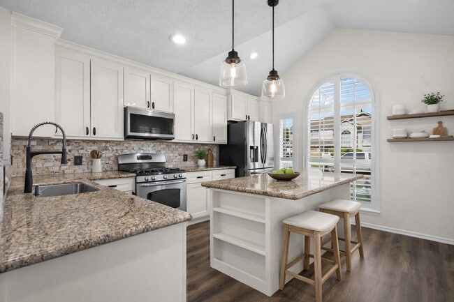 Building Photo - 4826 Stonebridge St