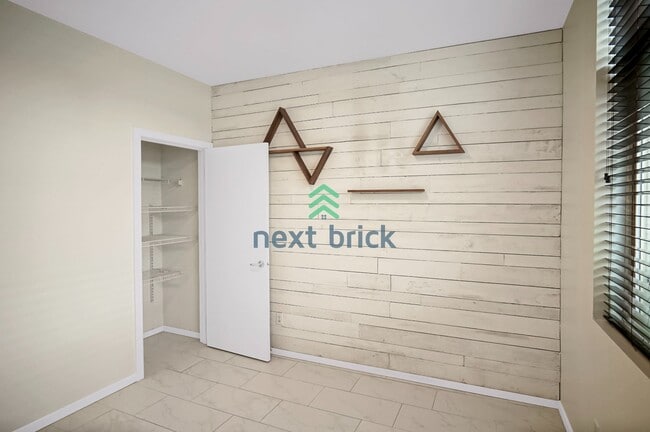 Building Photo - 2 BED & 1.5 BATH TOWNHOME FOR RENT
