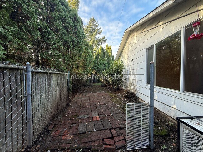 Building Photo - Updated 2BD/1BA Duplex w/ Mini-Split HVAC + Off-Street Parking