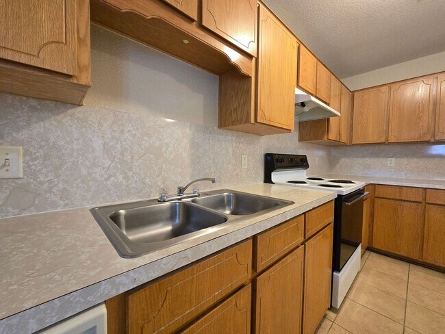 Building Photo - PRICE REDUCTION - AVAILABLE NOW!