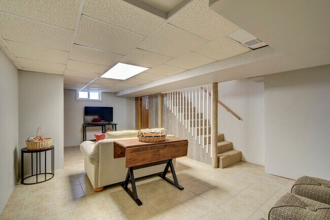 Building Photo - 2 Bedroom in Aksarben