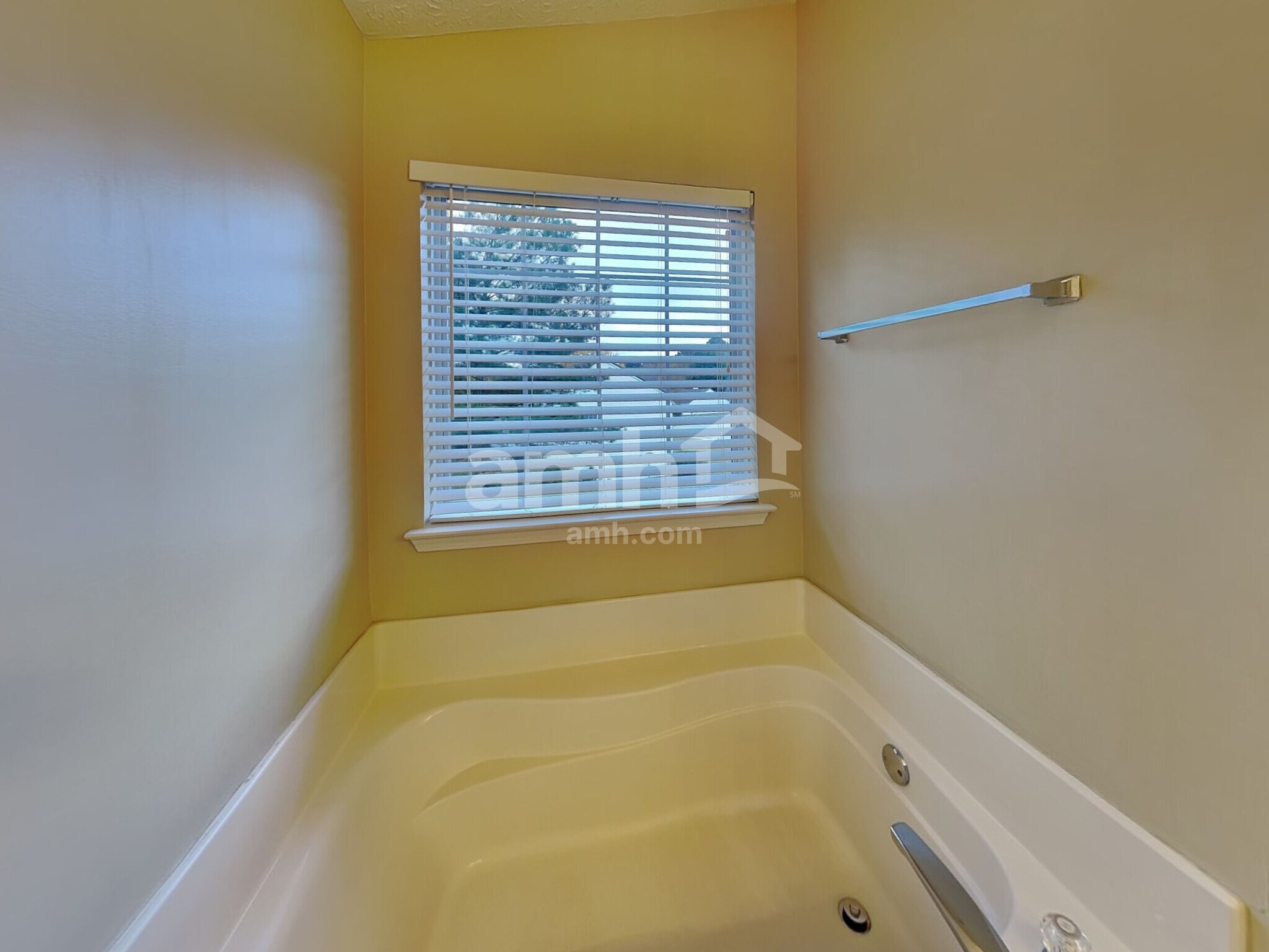 Building Photo - 450 Crested View Dr