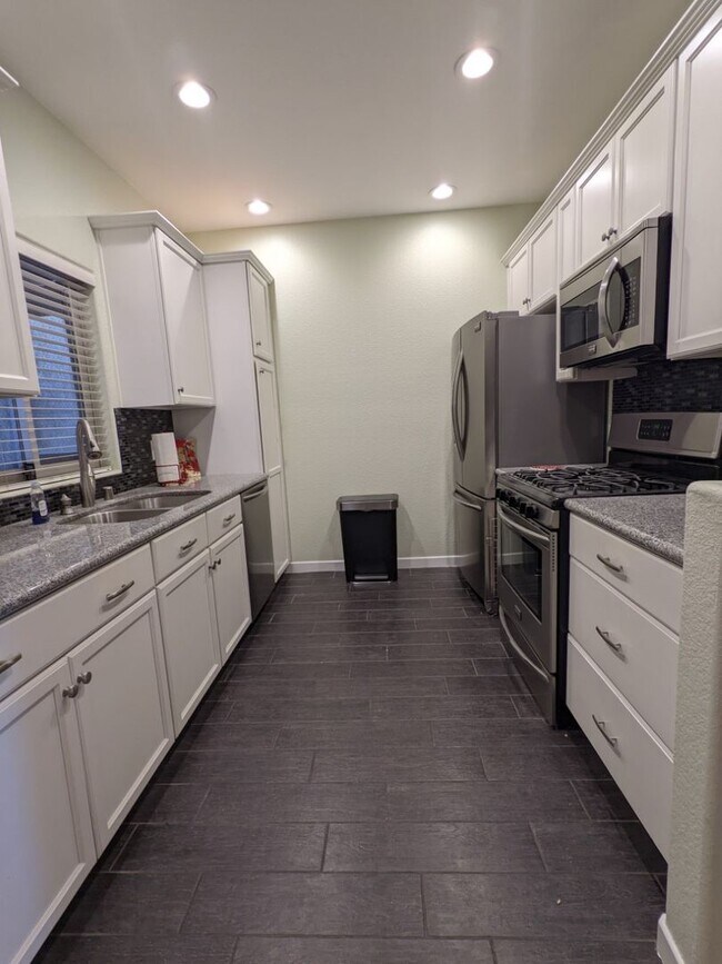 Building Photo - Lovely single-story condo in the community of Rancho Mission Trails!