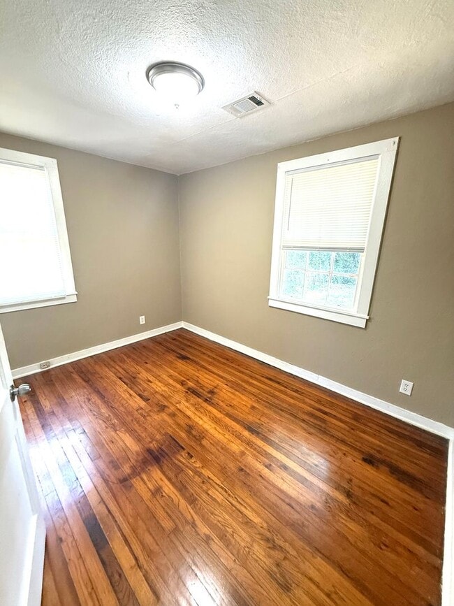 Building Photo - ** 2 bed 1 bath located in Capitol Hights ...