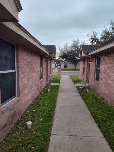 Building Photo - 2117 Aruba Dr