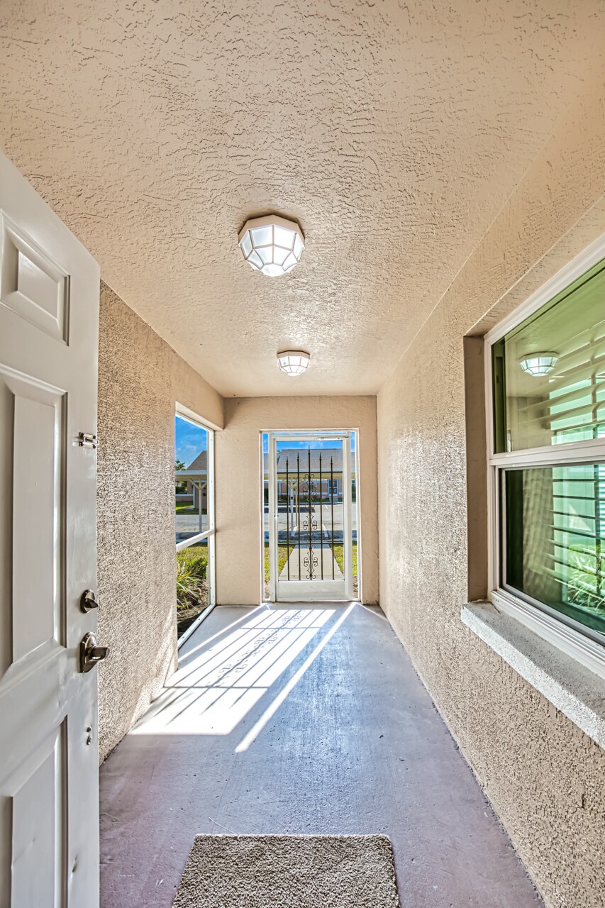 Building Photo - 16840 Sanibel Sunset Ct