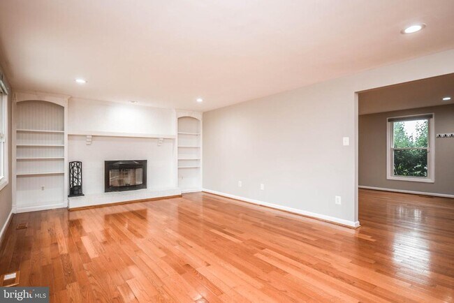 Building Photo - 9627 Locust Hill Dr