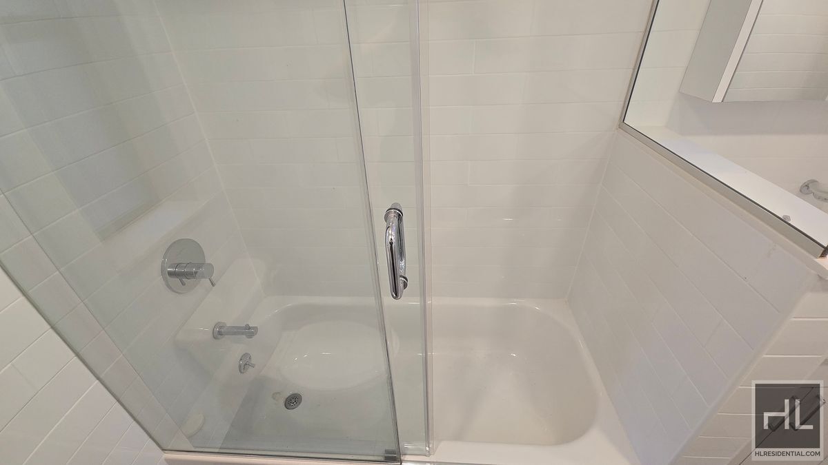 Building Photo - 5th AVE & 9th St spacious 1BR/1BA in High ...