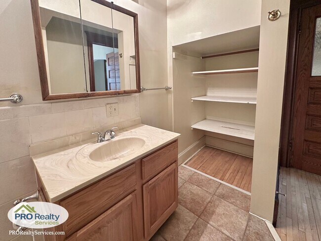 Building Photo - Charming 2 Bedroom Apartment in Northeast ...