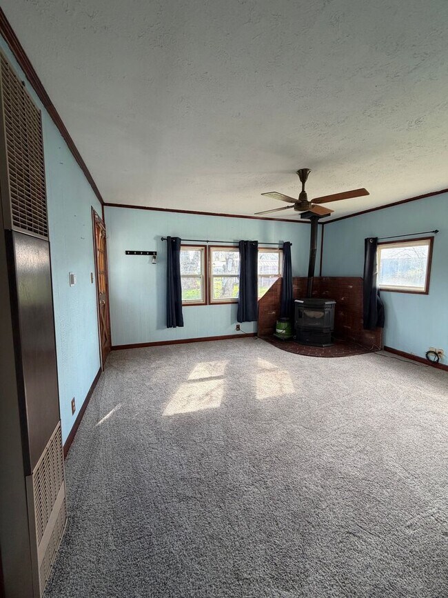 Building Photo - Clean, Updated Home with Large Yard in Klamath Falls