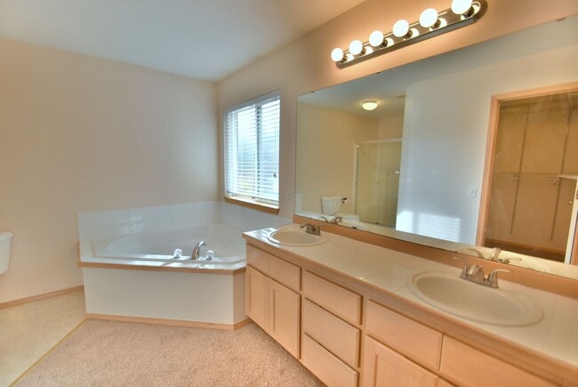 Building Photo - 4Bd/2.5Ba Everett House