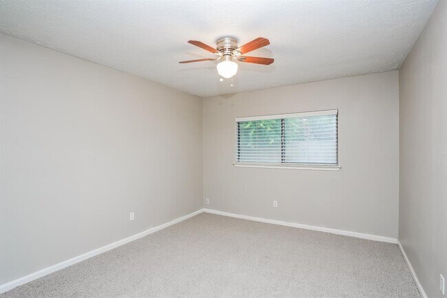 Building Photo - 17927 Lake Manor Dr