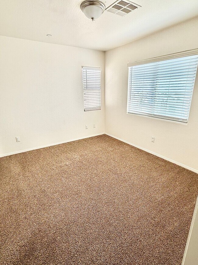 Building Photo - 3 bed 3 bth near Skye Canyon