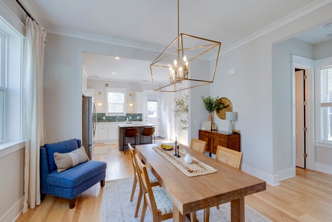 Building Photo - 615 E 33rd St