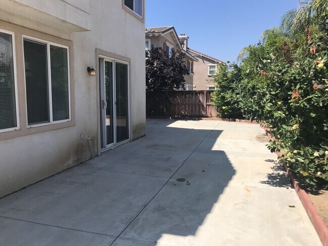 Building Photo - Spacious 5 bedroom with 3 car garage for rent