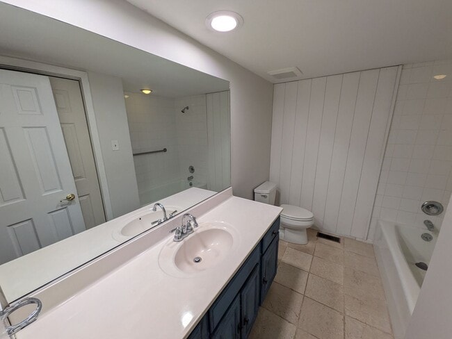 Building Photo - 10 Riverhill