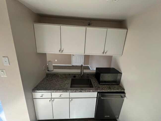 Building Photo - 2 Banyan Wood Ct