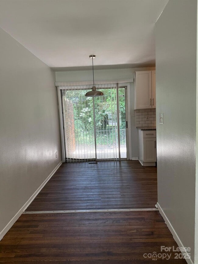 Building Photo - 617 Camrose Dr