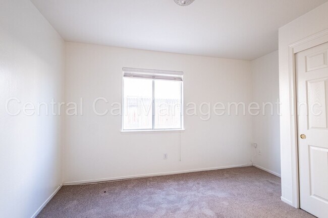 Building Photo - 4 Bedroom/2.5 Bath Home located in RiverLakes - $2645 Per month!