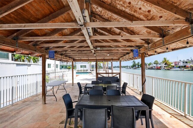 Building Photo - 7207 Bay Dr