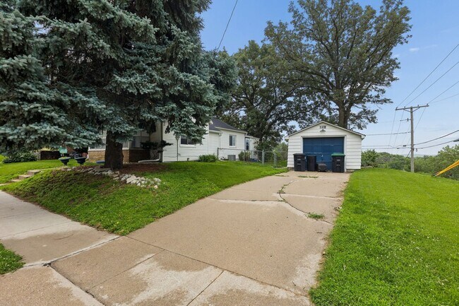 Building Photo - 425 Bancroft St