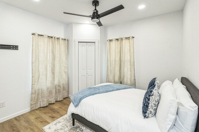 Building Photo - 2306 E Houston St