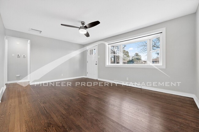 Building Photo - Gorgeous Home with Washer/Dryer and Fenced Yard