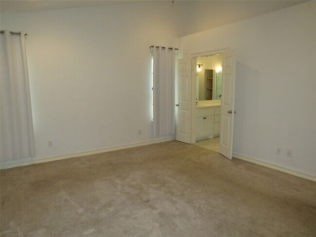 Building Photo - 2308 Crestmeadow St