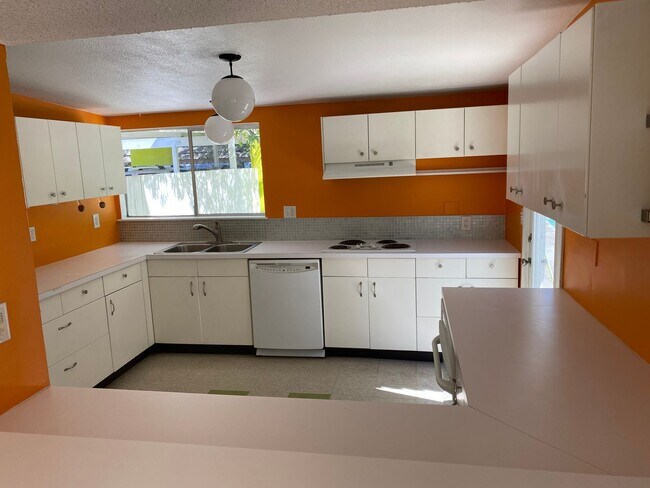 Building Photo - 3328 Seneca Dr
