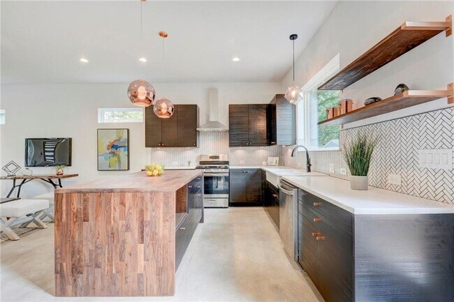Building Photo - Light and Spacious Modern 3 bedroom