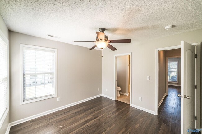 Building Photo - 129 High Noon Ln