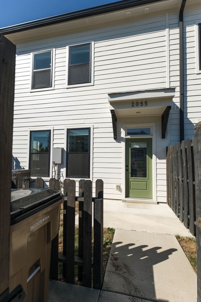 Building Photo - 2055 Oakwood Ave