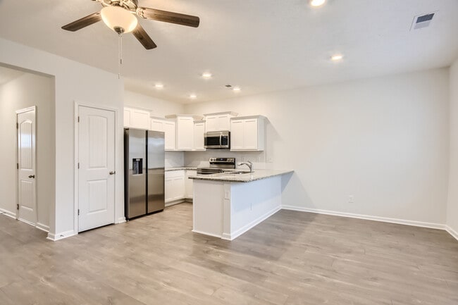 Building Photo - Move-In Special! 3 Bed/3 Bath Townhome with Garage / Pet-Friendly / Available Now!