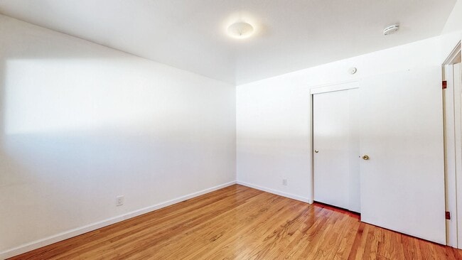 Building Photo - Delightful 2 Bedroom 1 Bath Unit with 1 Car Garage