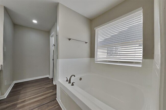Building Photo - 728 Pateway Ct