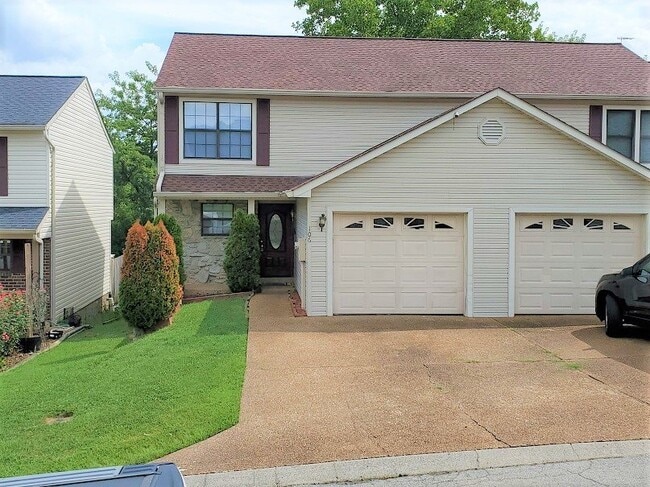 Building Photo - Spacious 3BR/2.5BA Townhouse in The Maples...
