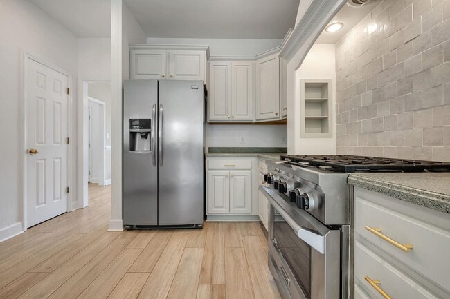 Building Photo - 848 Eagle View Dr
