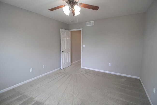 Building Photo - 5000 Derby Ridge Dr