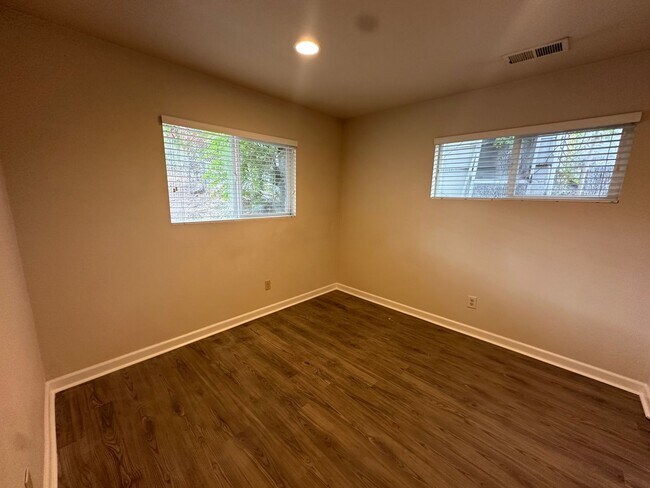 Building Photo - 1115 Buena Vista Ave