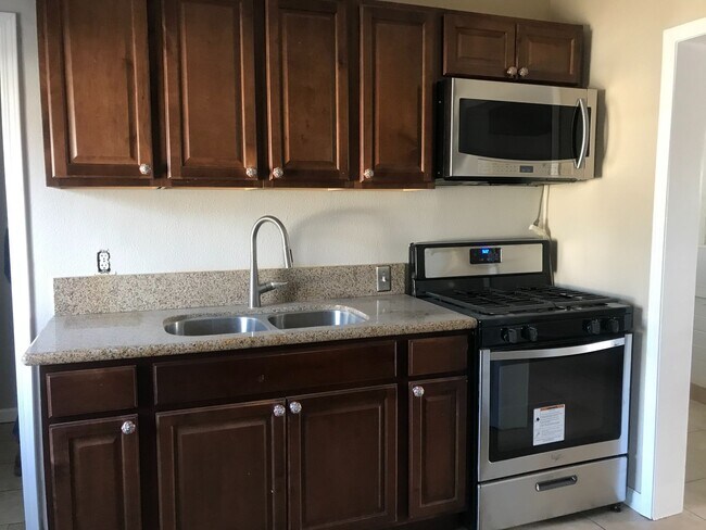 Building Photo - Large Yard! Must see 3bed 2bath Fontana home!!