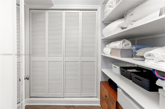 Building Photo - 2421 Lake Pancoast Dr