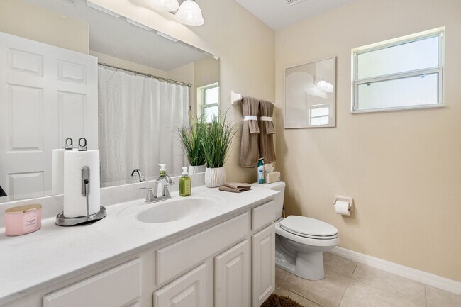 Building Photo - Fully furnished home