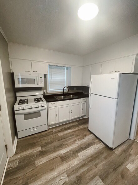 Building Photo - 1115 William St