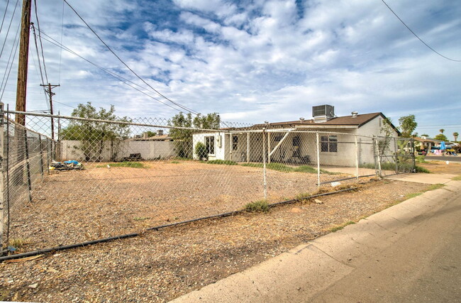 Building Photo - 2539 N 39th Ave