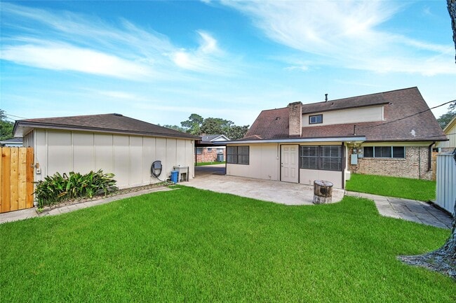 Building Photo - 9411 Roos Rd