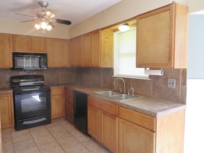 Building Photo - 3 Bedroom 2 Bathroom Georgetown Home