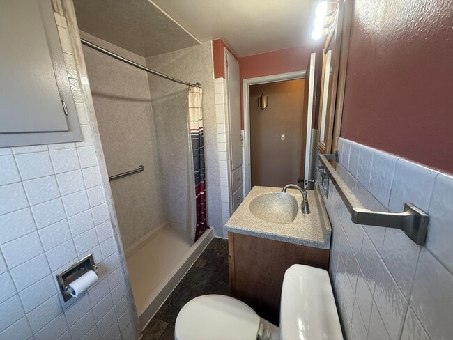 Building Photo - COZY 3 BEDROOM W/ SPACIOUS BACKYARD