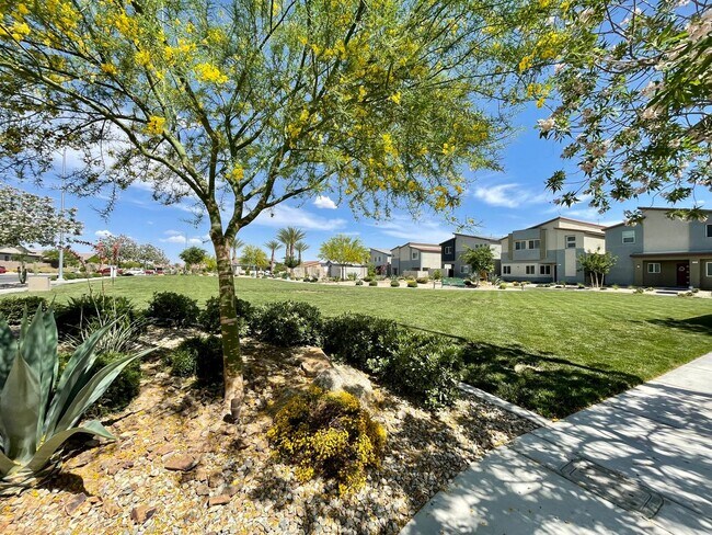 Building Photo - AMAZING GATED 3 BED 2.5 BATH 2 CAR GARAGE !
